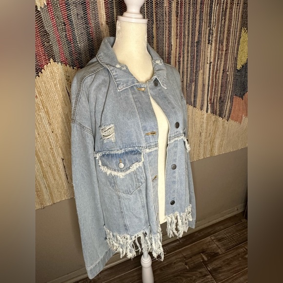 BNWT, PLUS POL cropped, distressed denim jacket with fringe - Picture 9 of 12